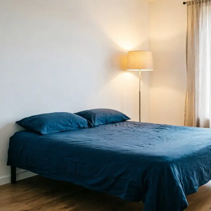 Chambre d’appartement rénovée avec mur mitoyen doublé et peint après isolation par l’intérieur